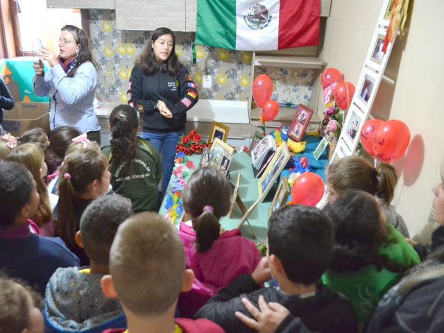 Intercambista do Rotary Clube apresenta cultura mexicana às crianças  