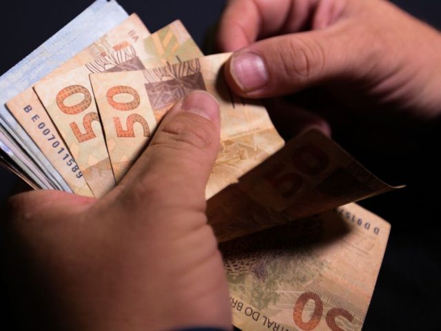 Salário mínimo passa a ser de R$ 1.212 a partir de amanhã