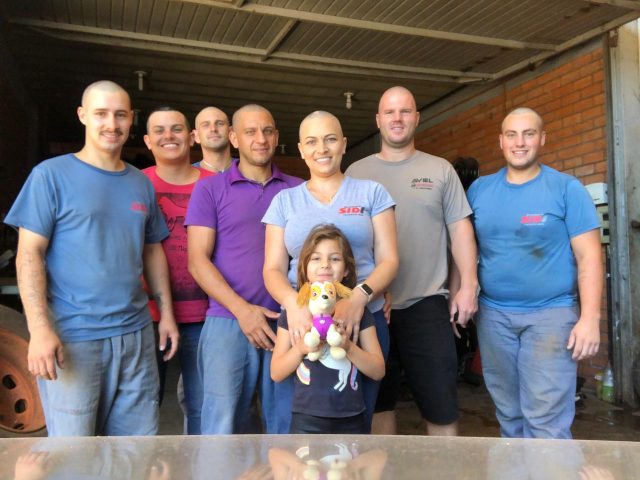 Família e funcionários raspam a cabeça em apoio a jovem de Não-Me-Toque com câncer de mama