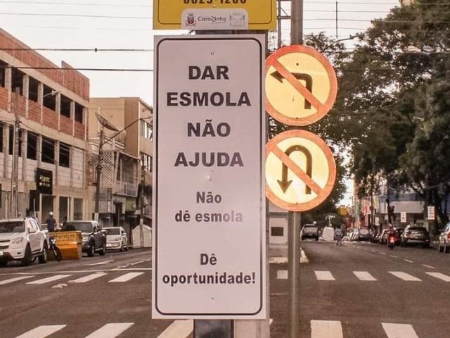 Prefeitura de Carazinho promove campanha contra esmola e placa viraliza nas redes sociais