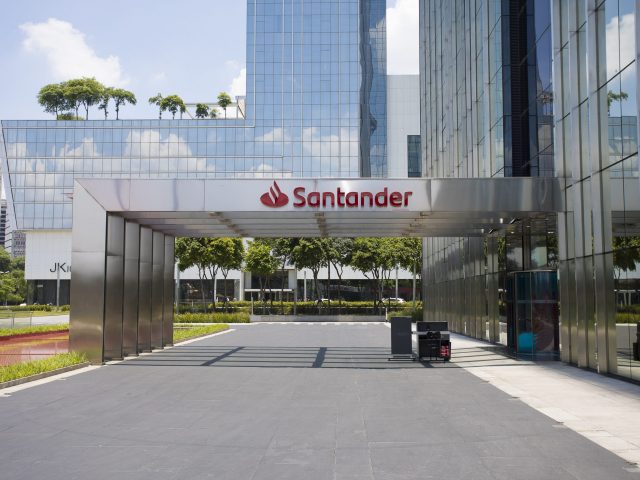 Santander oferece 50 mil bolsas de estudo para capacitação em TI e RH