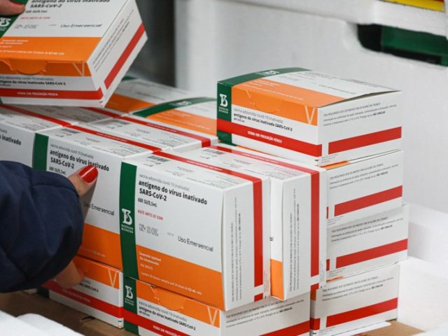 Secretaria da Saúde distribui doses para municípios completarem esquema vacinal da Coronavac