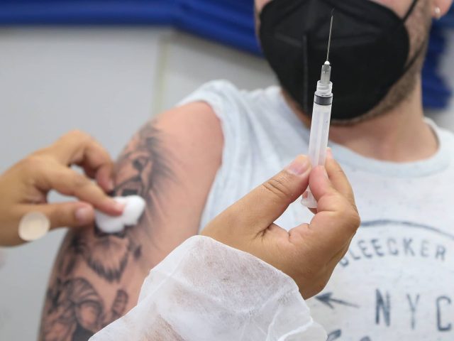 Empresas podem exigir comprovante de vacinação