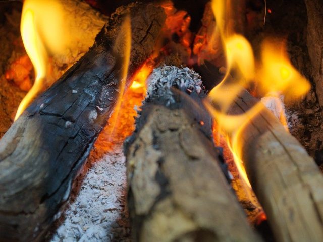 Jovens morrem asfixiados após queimarem lenha para se proteger do frio