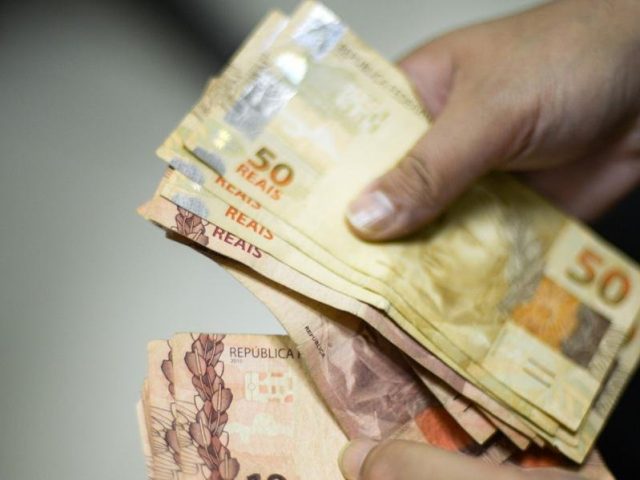 Governo propõe valor de R$ 1.169 para salário mínimo de 2022