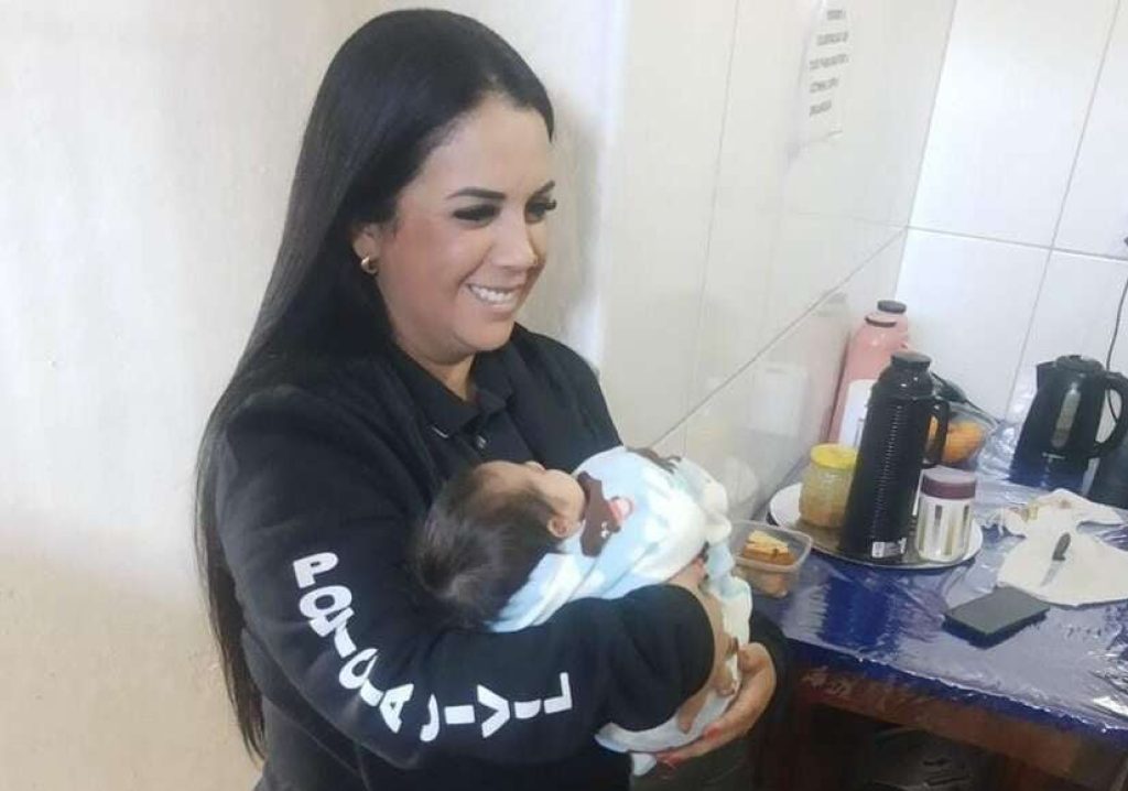 Delegada Regional Fabiane Bittencourt cuida de bebê de 45 dias após mãe ser presa em operação