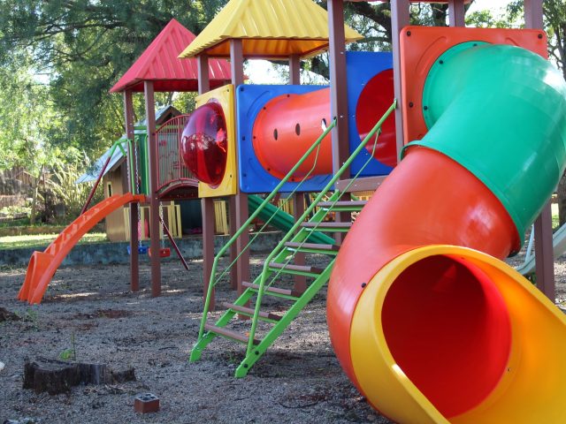 Novos Playgrounds para as crianças são instalados em Victor Graeff