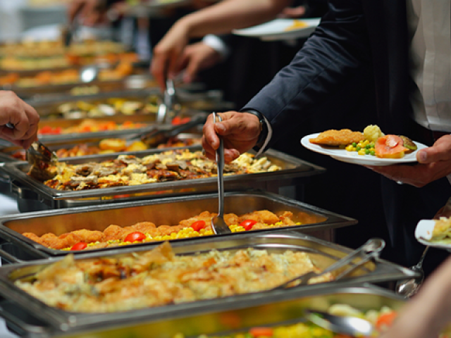 Donos de restaurantes em POA comemoram permissão para doarem alimentos para quem passa fome