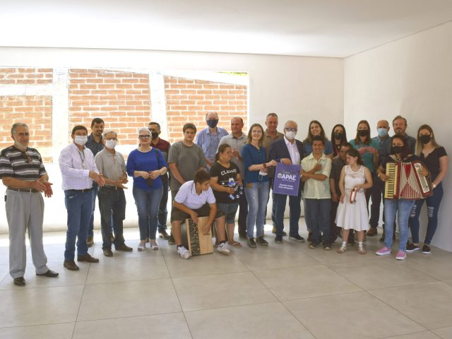 Pedro Westphalen visita obras da Apae e recebe homenagem de alunos