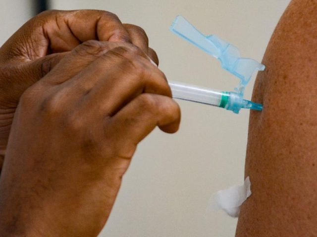 Nove em cada dez mortes por Covid-19 de adultos jovens são de pessoas sem vacinação completa