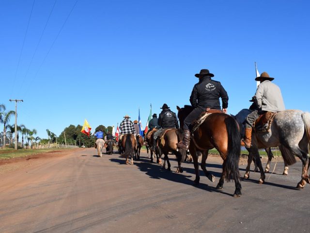 16ª Cavalgada Intermunicipal de Não-Me-Toque reuniu 17 grupos e 90 cavalos