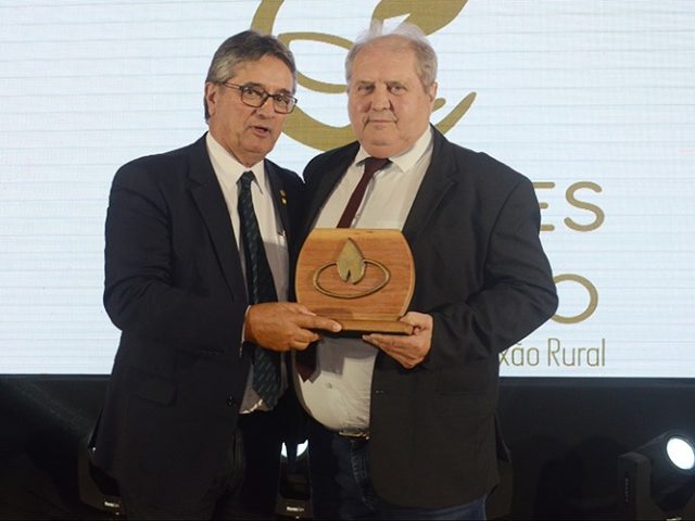 Presidente da Cotrijal recebe o troféu melhores do campo