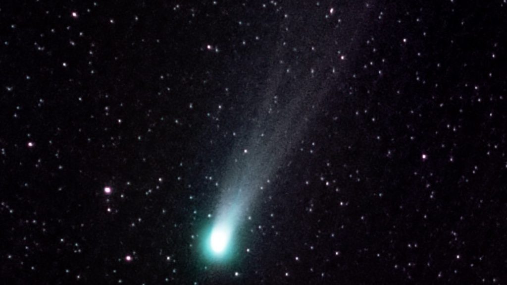 Cometa Leonard é visto no céu em Não-Me-Toque