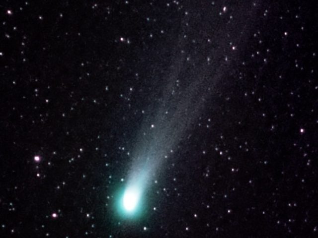 Cometa Leonard é visto no céu em Não-Me-Toque