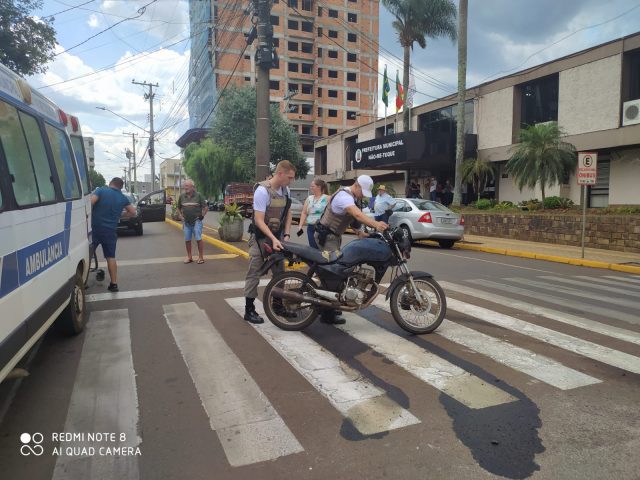 Acidente de trânsito em frente da prefeitura deixa motoqueiro ferido