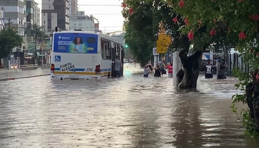 Após chuvas, motoristas ficam ilhados em estacionamento no subsolo de um shopping em Porto Alegre
