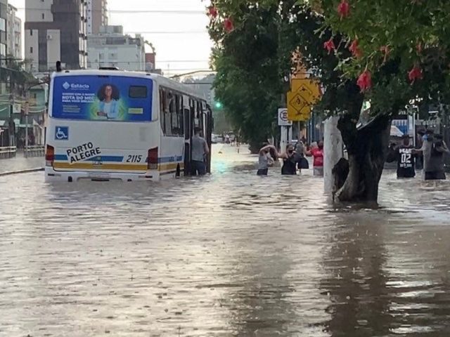 Após chuvas, motoristas ficam ilhados em estacionamento no subsolo de um shopping em Porto Alegre