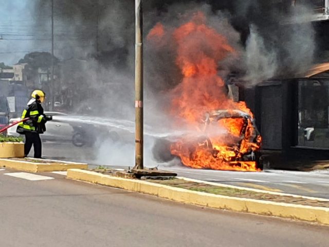 Bombeiros combatem incêndio em automóvel em Carazinho