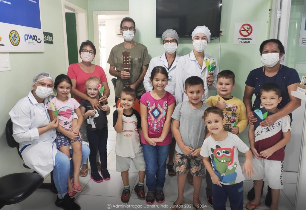 Crianças da ASBAM fazem homenagem as profissionais da UBS Bairro Santo Antônio