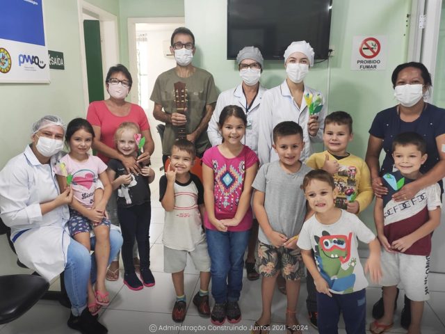 Crianças da ASBAM fazem homenagem as profissionais da UBS Bairro Santo Antônio