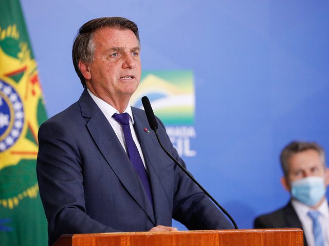 Bolsonaro sanciona projeto de lei da cobrança única de ICMS de combustível