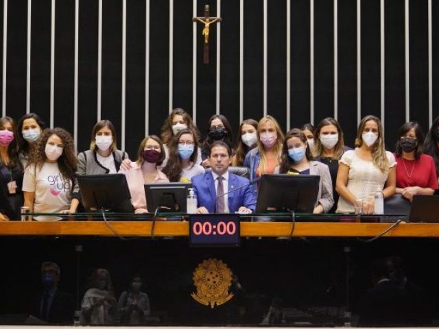 Congresso derruba veto de Bolsonaro à distribuição de absorventes