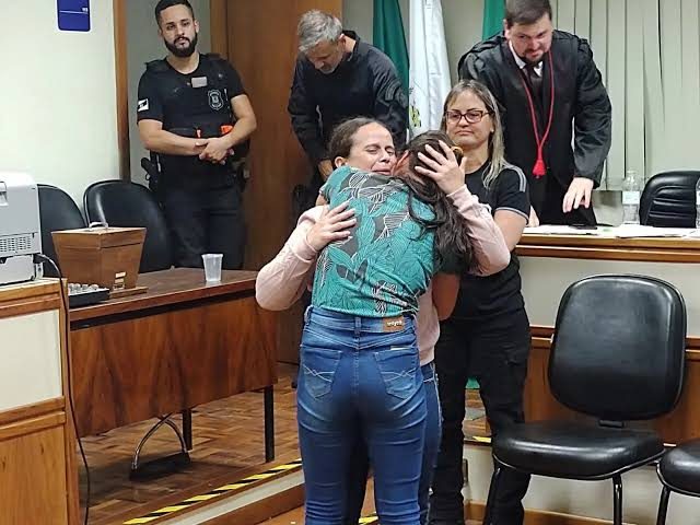 Mulher que incinerou marido em Dom Feliciano é absolvida e solta pela justiça