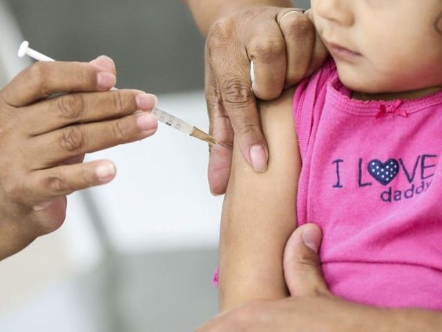 Início da vacinação das crianças contra gripe e sarampo é antecipado para segunda-feira