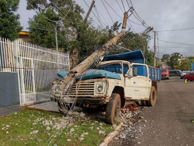 Caminhão colide e derruba poste de concreto na Vila Independente