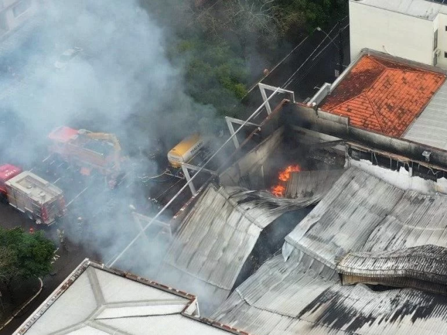 Corpo de Bombeiros interdita prédio atingido por incêndio em Erechim