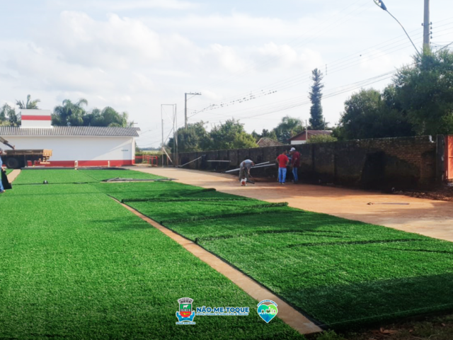 Investimentos no esporte: iniciada a instalação da grama sintética na quadra de esportes do Estádio Dr. Waldomiro Graeff.
