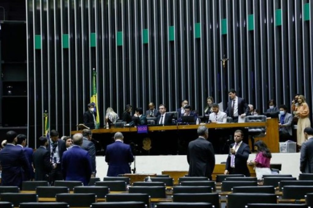 Deputados federais aprovam em 1º turno aumento do Auxílio Brasil, Vale-Gás e voucher para caminhoneiros