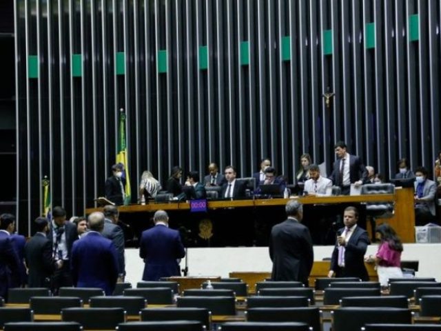Deputados federais aprovam em 1º turno aumento do Auxílio Brasil, Vale-Gás e voucher para caminhoneiros
