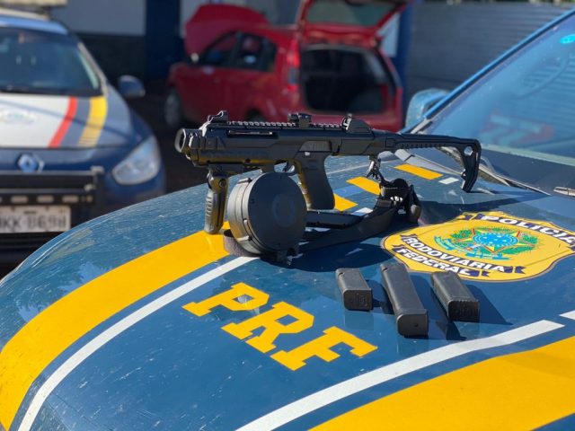 PRF prende casal com pistola adulterada para disparar rajadas em Passo Fundo