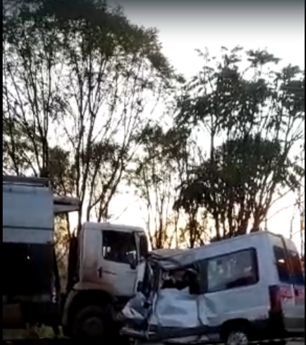 Grave acidente entre van e caminhão na cidade de Constantina