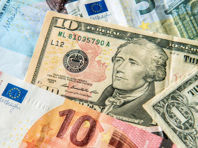 Euro fica abaixo de US$ 1,01 e se aproxima da paridade com o dólar