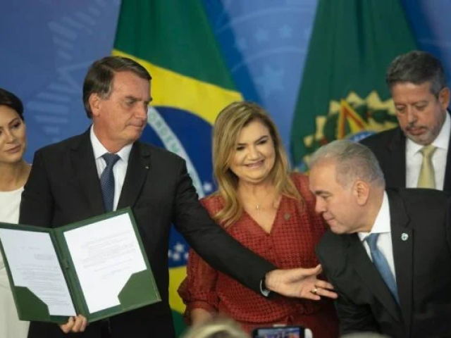 Bolsonaro sanciona piso salarial de R$ 4,7 mil para enfermeiros